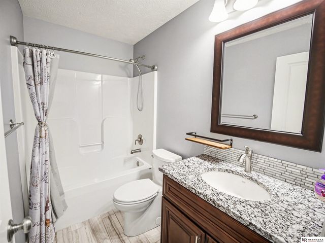 1224 N 100th Street, Lincoln, NE 68527