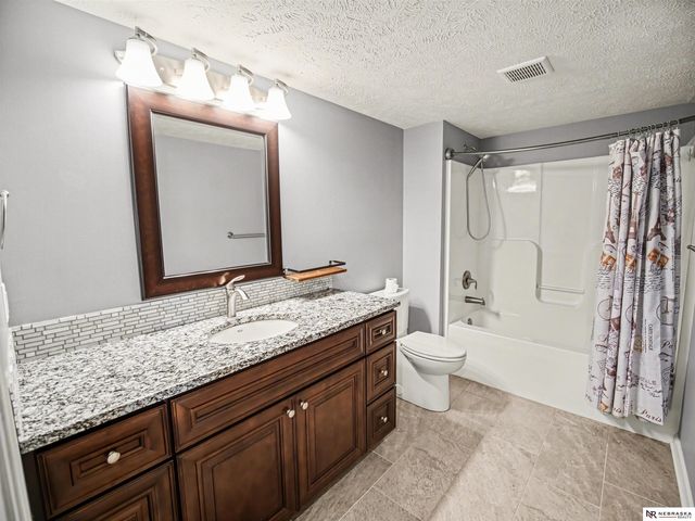 1224 N 100th Street, Lincoln, NE 68527