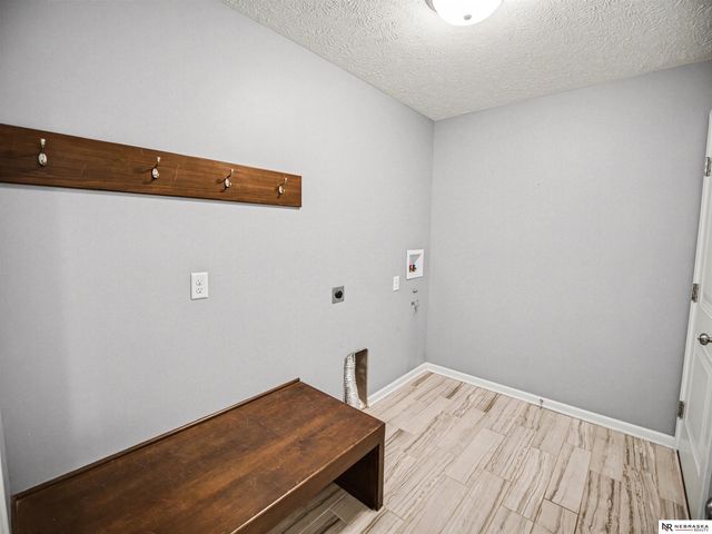 1224 N 100th Street, Lincoln, NE 68527