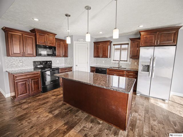 1224 N 100th Street, Lincoln, NE 68527