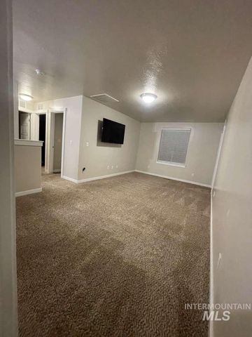 5265 N Diamond Creek Ave, Meridian, ID 83646