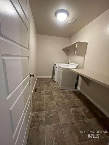 5265 N Diamond Creek Ave, Meridian, ID 83646