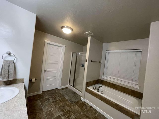 5265 N Diamond Creek Ave, Meridian, ID 83646