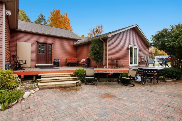 8195 5th Street, Onekama, MI 49675