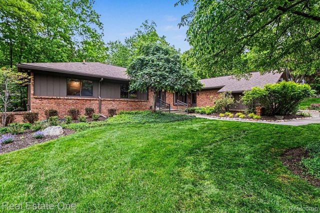 4757 Hardwoods Drive, West Bloomfield Charter Township, MI 48323