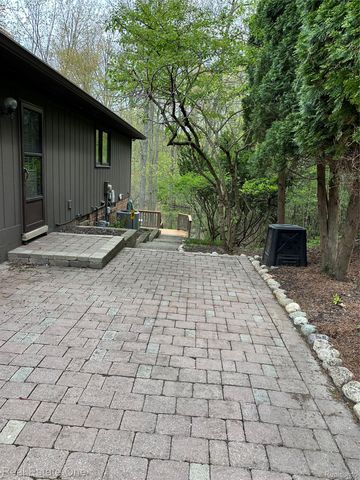 4757 Hardwoods Drive, West Bloomfield Charter Township, MI 48323