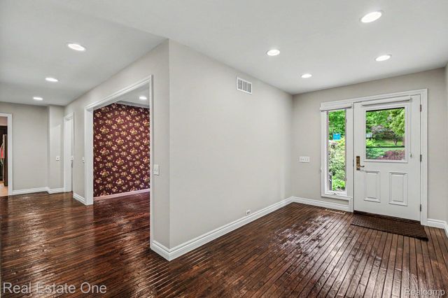 4757 Hardwoods Drive, West Bloomfield Charter Township, MI 48323