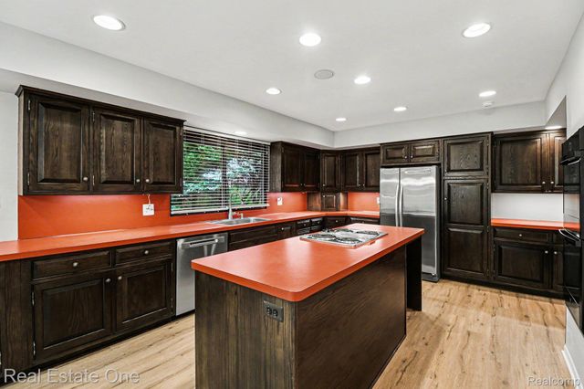 4757 Hardwoods Drive, West Bloomfield Charter Township, MI 48323