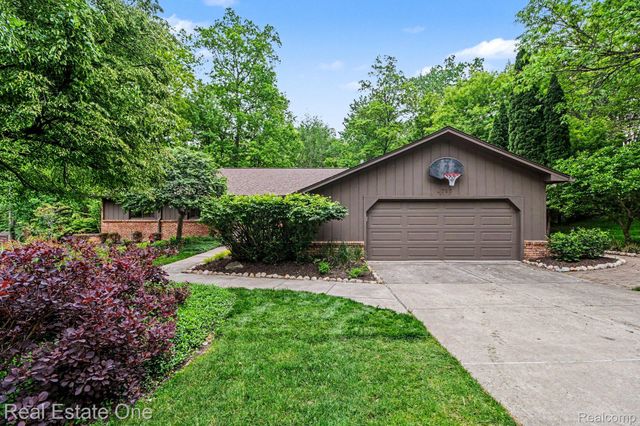 4757 Hardwoods Drive, West Bloomfield Charter Township, MI 48323