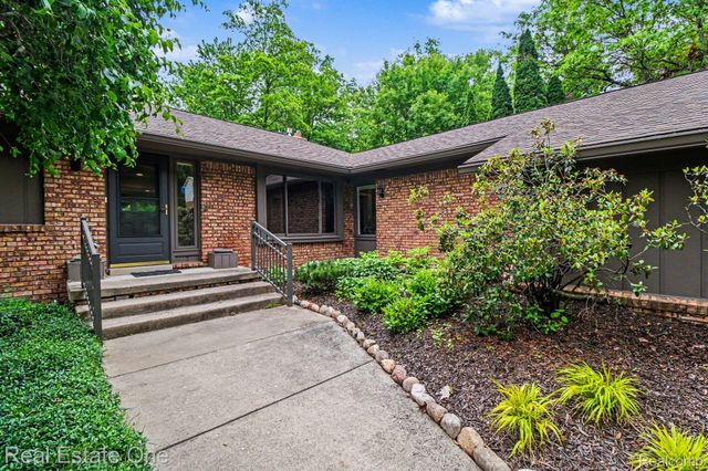 4757 Hardwoods Drive, West Bloomfield Charter Township, MI 48323