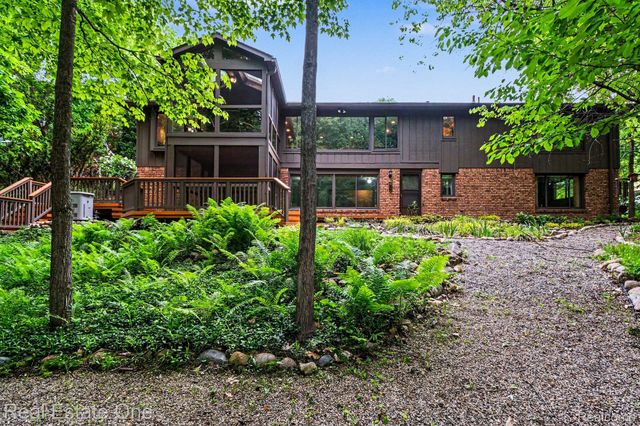 4757 Hardwoods Drive, West Bloomfield Charter Township, MI 48323