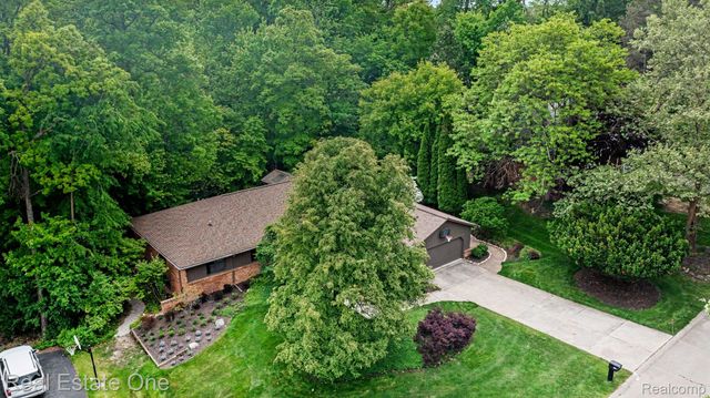 4757 Hardwoods Drive, West Bloomfield Charter Township, MI 48323
