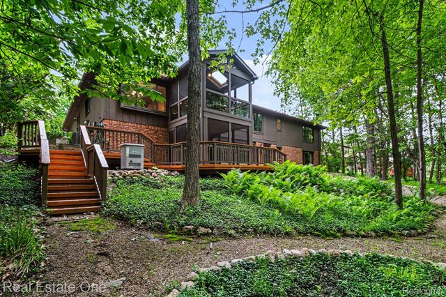 4757 Hardwoods Drive, West Bloomfield Charter Township, MI 48323