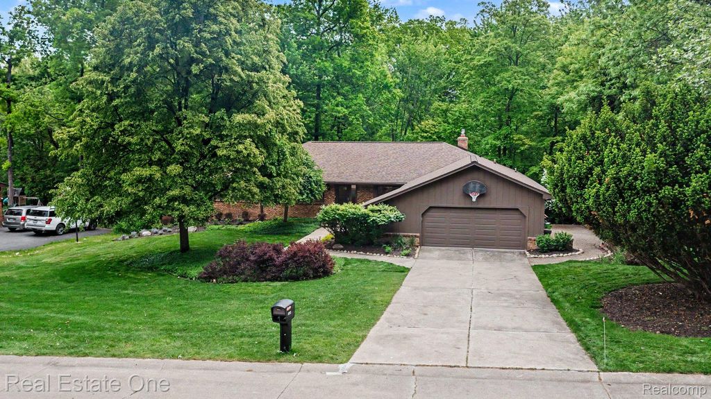 4757 Hardwoods Drive, West Bloomfield Charter Township, MI 48323