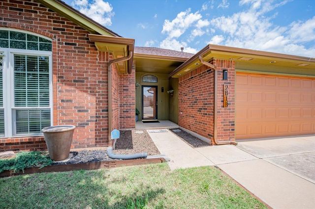2813 E Lake Drive, Norman, OK 73071