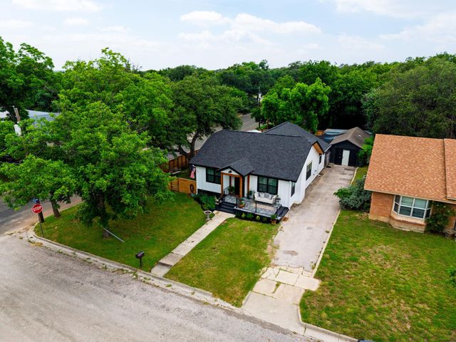 208 S Spring ST, Lampasas, TX 76550