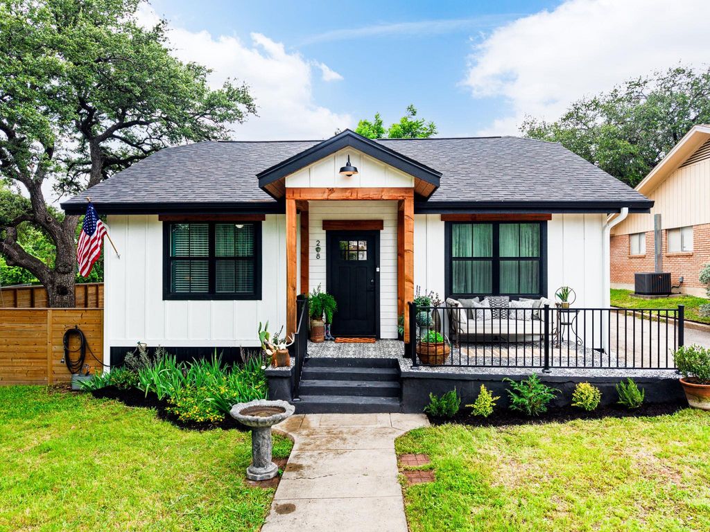 208 S Spring ST, Lampasas, TX 76550
