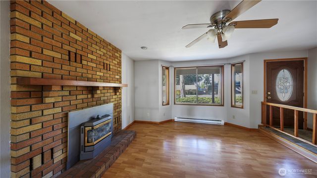 368 NW Columbia Drive, Oak Harbor, WA 98277
