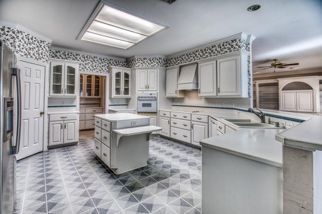 159 Charles Street, La Grange, TX 78945