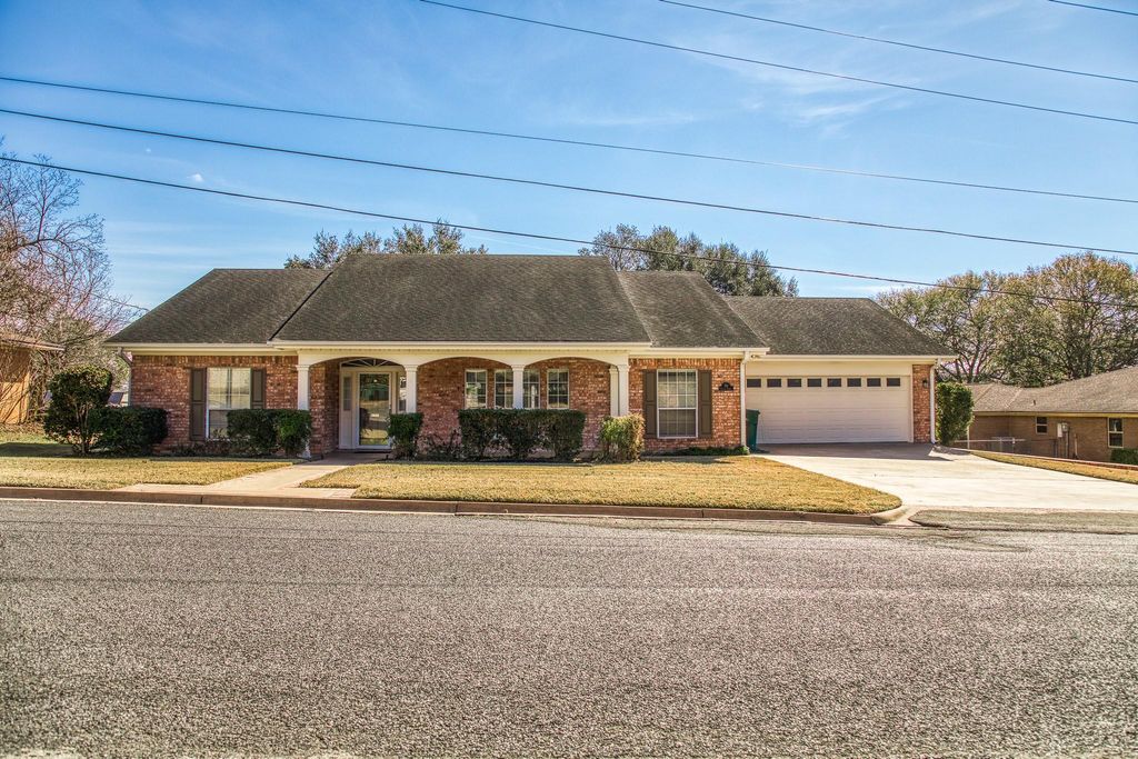 159 Charles Street, La Grange, TX 78945