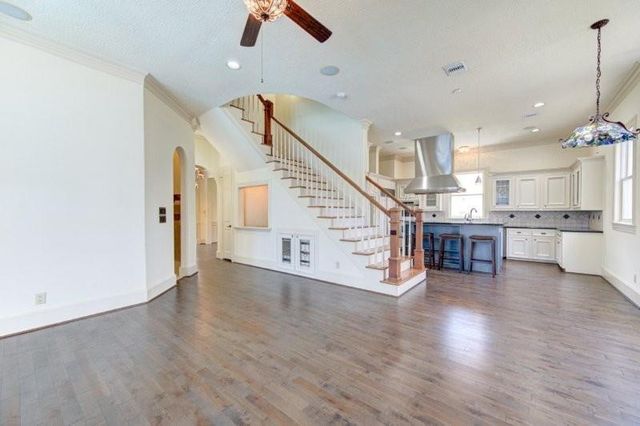 122 Vieux Carre Drive, Houston, TX 77009