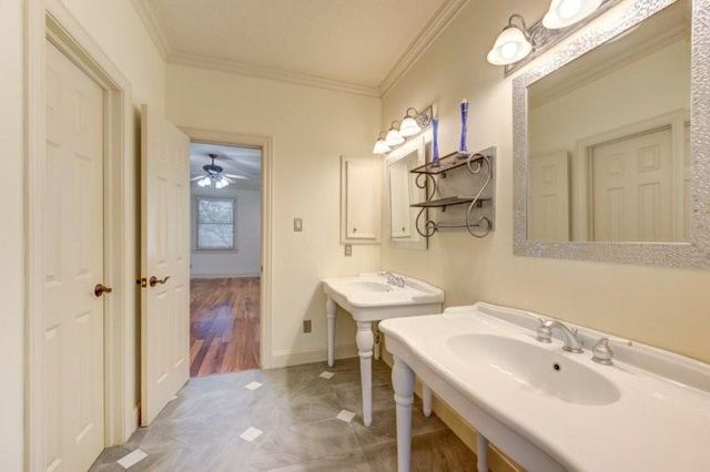 122 Vieux Carre Drive, Houston, TX 77009