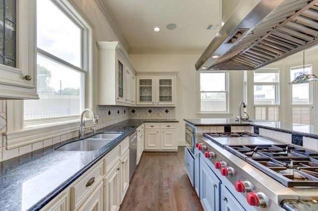 122 Vieux Carre Drive, Houston, TX 77009