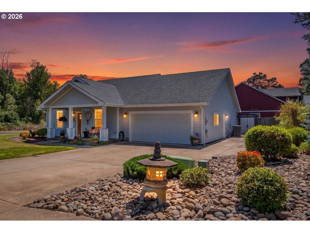 Image 2 of property listing at 1169 Se ACADEMY St, Dallas, OR 97338