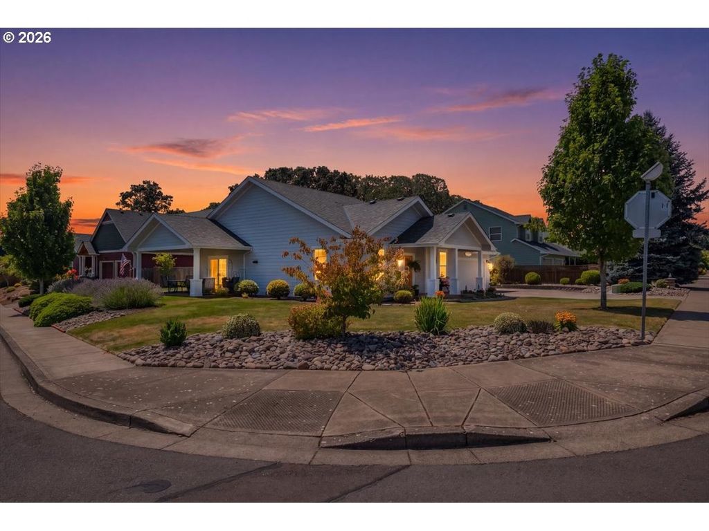 Image 4 of property listing at 1169 Se ACADEMY St, Dallas, OR 97338