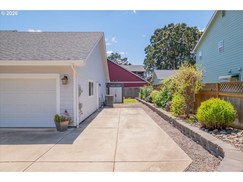 Image 6 of property listing at 1169 Se ACADEMY St, Dallas, OR 97338