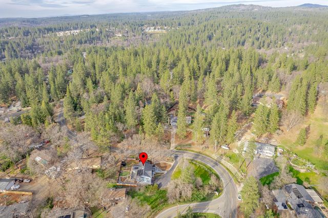 11083 Alta Sierra Dr, Grass Valley, CA 95949