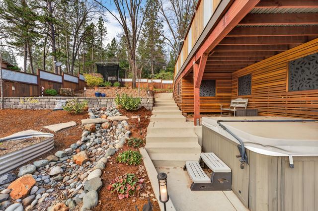 11083 Alta Sierra Dr, Grass Valley, CA 95949