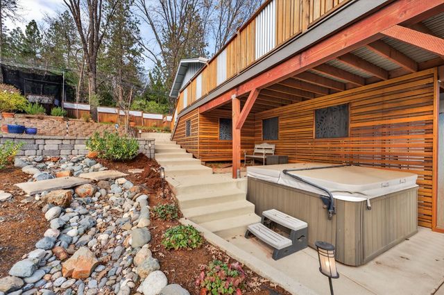 11083 Alta Sierra Dr, Grass Valley, CA 95949