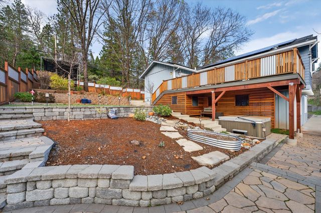 11083 Alta Sierra Dr, Grass Valley, CA 95949