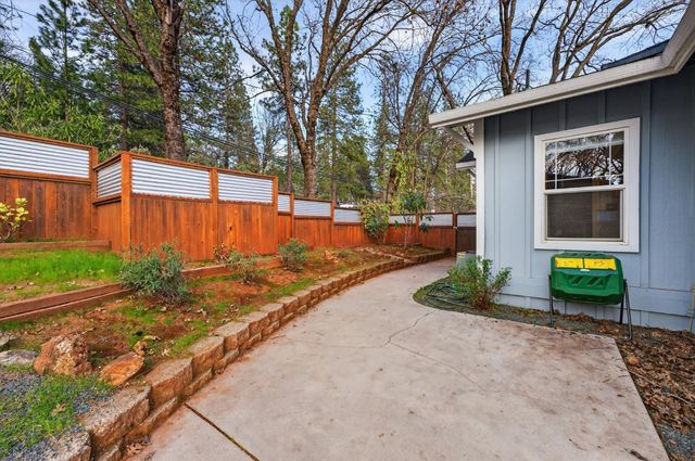 11083 Alta Sierra Dr, Grass Valley, CA 95949