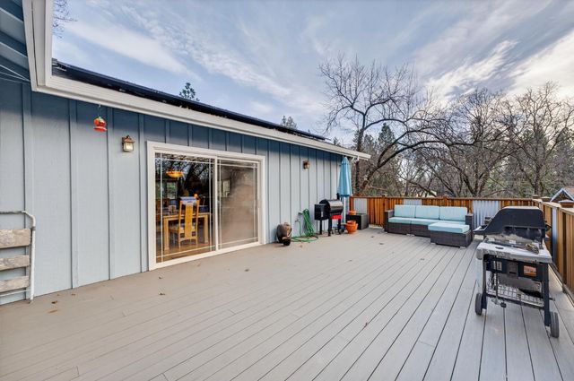 11083 Alta Sierra Dr, Grass Valley, CA 95949