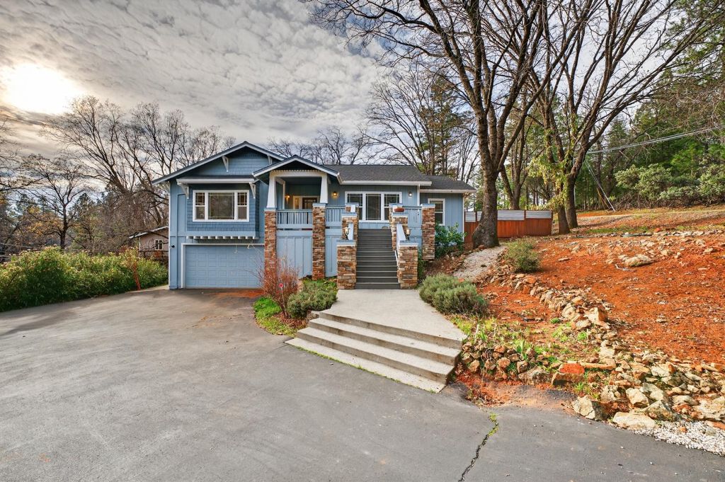 11083 Alta Sierra Dr, Grass Valley, CA 95949