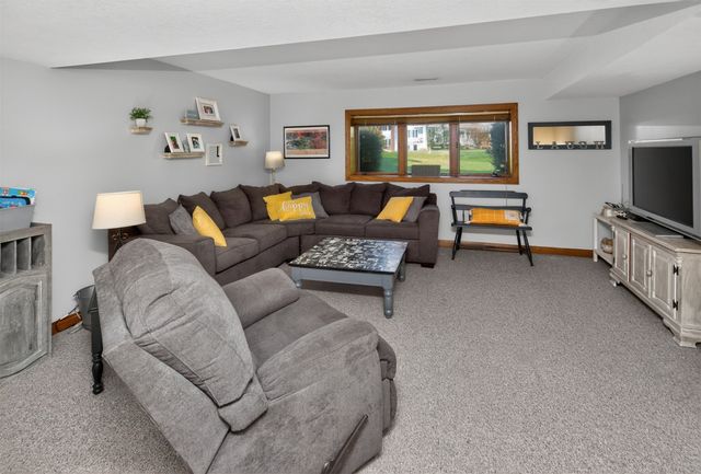 12995 Hickory Court, Clive, IA 50325