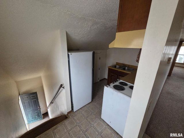 305 W COLLEGE Street, Carbondale, IL 62901