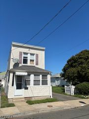 927 Meacham Ave, Linden City, NJ 07036