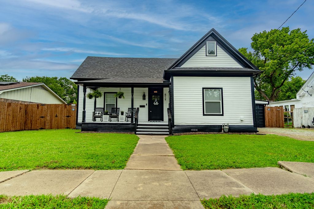 819 Beech Street, Bonham, TX 75418