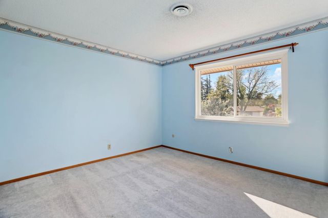 8961 La Riviera Dr, Sacramento, CA 95826