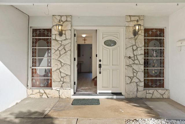 8961 La Riviera Dr, Sacramento, CA 95826