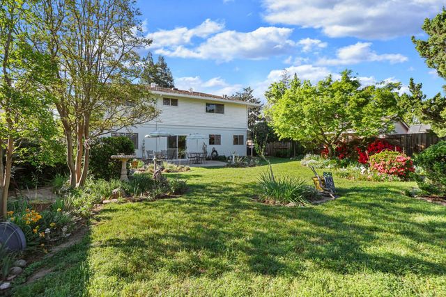 8961 La Riviera Dr, Sacramento, CA 95826