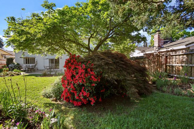 8961 La Riviera Dr, Sacramento, CA 95826