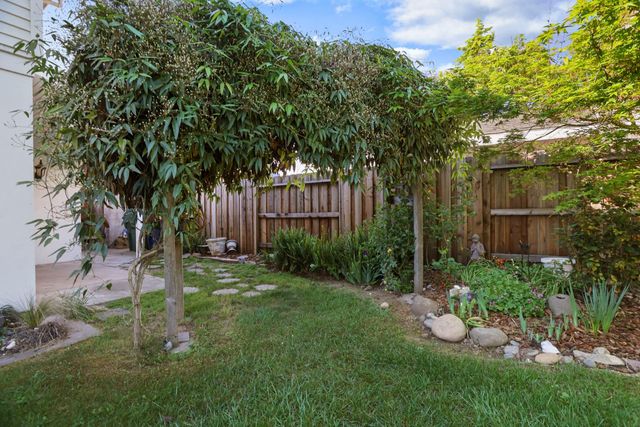 8961 La Riviera Dr, Sacramento, CA 95826