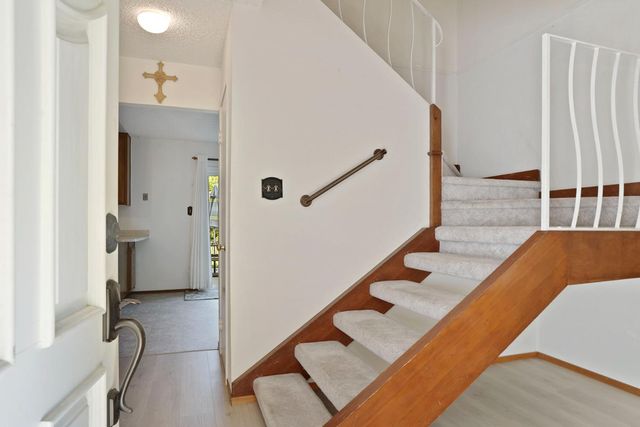 8961 La Riviera Dr, Sacramento, CA 95826