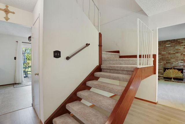 8961 La Riviera Dr, Sacramento, CA 95826