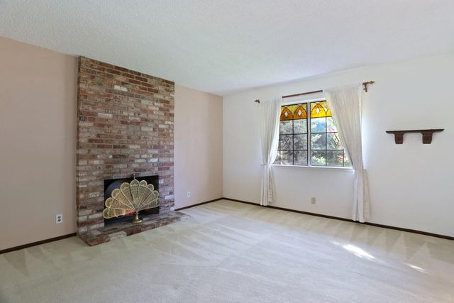 8961 La Riviera Dr, Sacramento, CA 95826