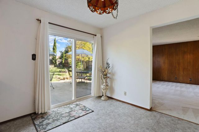 8961 La Riviera Dr, Sacramento, CA 95826